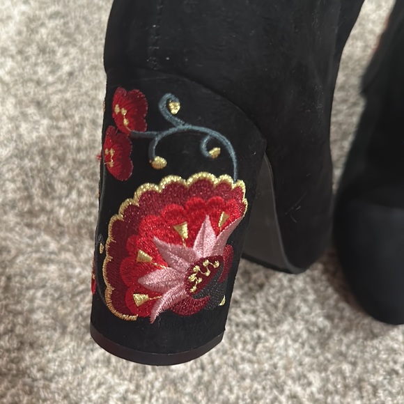 Black boots with embroidered heel - Picture 5 of 5